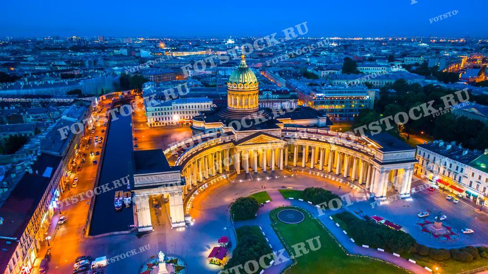 Фотография демонстрирует великолепный вечерний вид на Казанский собор и Невский проспект в Санкт-Петербурге; вечерние городские огни подчеркивают архитектурную красоту и историческую значимость данных достопримечательностей. Это изображение идеально подходит для использования в туристических брошюрах, образовательных материалах и культурных публикациях.